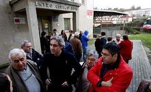 La directiva vecinal de Teis acudi� a primera hora al centro c�vico, donde les comunicaron que no pod�a acceder a la oficina.