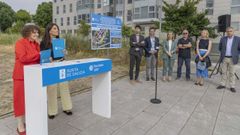 La conselleira Mar�a Mart�nez y la alcaldesa, Goretti Sanmart�n, en la firma del�acuerdo de cesi�n de las parcelas por parte del Concello de Santiago