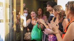 Esmeralda y su hija de 11 a�os, emocionadas tras la par�lisis de su desahucio en Zaragoza.