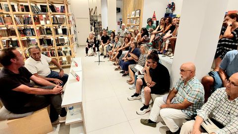 Marcos Giralt Torrente y Vicente Araguas, durante su conversación en la Central Librera.