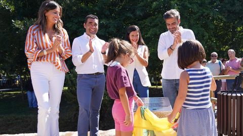Luis L�pez, Nidia Ar�valo y el conselleiro de Presidencia, Xustiza e Deportes, Diego Calvo, durante la inauguraci�n de las nuevas instalaciones.