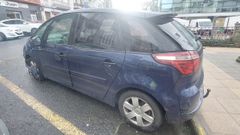 Imagen del veh�culo, inmovilizado en la ma�ana de este jueves, junto al puesto de la Policia Local de Carballo.