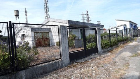 Edificios anexos a la estaci�n de Naturgy (antigua Fenosa) en la recta de Palmeira