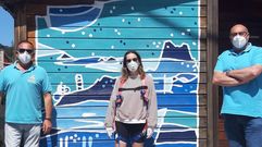 La artista local Blanca Escrigas, delante del mural que ha pintado en la oficina de turismo de Valdovi�o