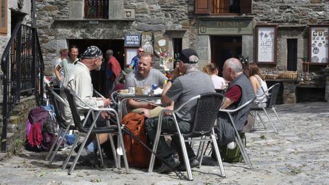 Peregrinos extranjeros en O Cebreiro