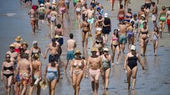 Vecinos y turistas se refrescan en la playa de Silgar.