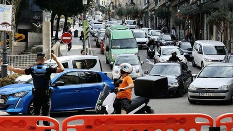 En la imagen, uno de los m�ltiples atascos que sufre en centro de Vigo habitualmente. En este caso, ocasionado por un desfile de la Polic�a Nacional.
