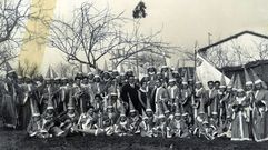 La agrupaci�n musical original, junto a la coral, en una foto del a�o 1921