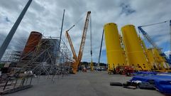 Piezas de transicin para monopiles de Windar en el puerto de Avils