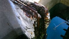 Imagen sobre el estado de la estructura, que ha perdido su recubrimiento de hormig�n y afloran el �xido y la corrosi�n 