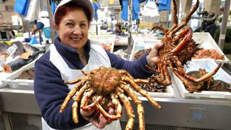 Margarita Barreiro, con dos centollas, en su puesto del mercado de Pontevedra
