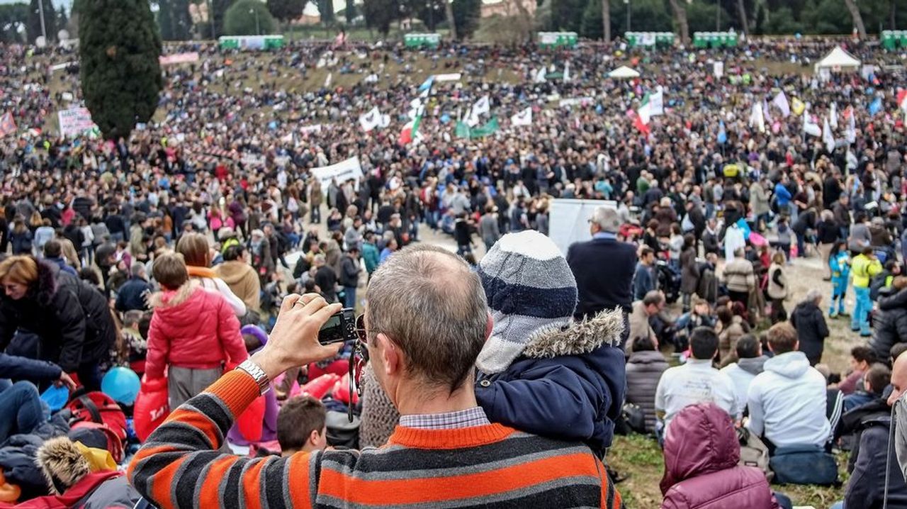 Decenas de miles de personas se manifiestan en Roma contra el ...