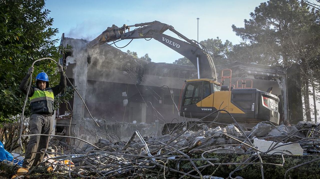 La reforma de A Cachada avanza con la demolición del antiguo auditorio para dar paso al nuevo