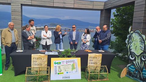 El delegado de la ONCE en Galicia, Manuel Mart�nez Pan en el acto de presentaci�n con la alcaldesa, Digna Rivas