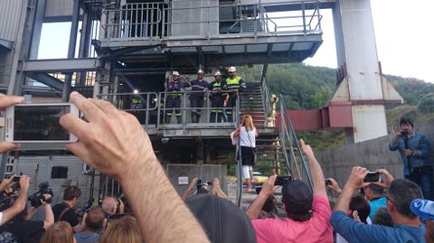 Los mineros del pozo Aurelio abandonan su encierro, como h�roes, entre aplausos.Los mineros del pozo Aurelio abandonan su encierro, como h�roes, entre aplausos