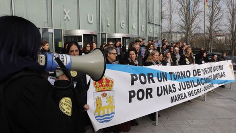 Los abogados del turno de oficio, protestando a las puertas del edificio judicial de Ourense