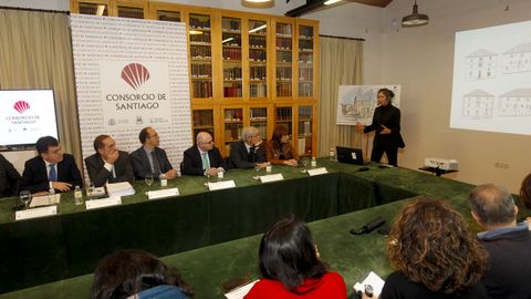 Idoia Camiruaga, arquitecta del Consorcio, explica la intervencin, este lunes en el Museo do Pobo