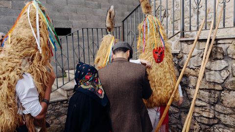 Vibomask reactivó el entroido.Cuarenta y siete grupos de España y Portugal participaron en el desfile de la mascarada ibérica en Viana do Bolo y Vilariño de Conso
