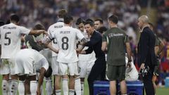 Xabi Alonso dando indicaciones a sus jugadores durante la pausa de hidrataci�n