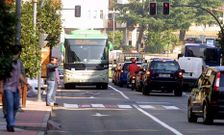 Un autob�s urbano y otro con destino a Barbad�s se cruzan en la calle Curros Enr�quez.