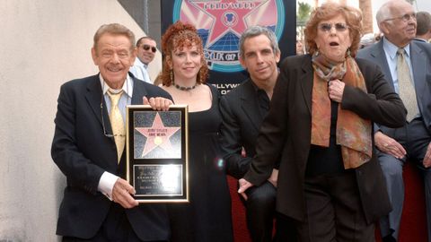 Jerry Stiller, a la izquierda, junto a su esposa, Anne Meara, y sus hijos Amy y Ben, en el 2007