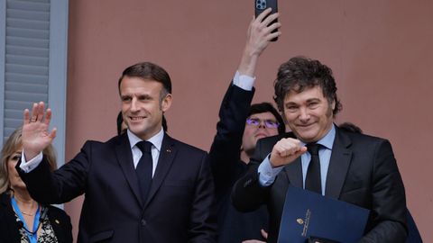 El presidente francs, Emmanuel Macron, fue recibido ayer por su homlogo argentino, Javier Milei. En la imagen, saludan desde el balcn de la Casa Rosada a la gente concentrada en la plaza situada frente a la sede del Ejecutivo argentino.