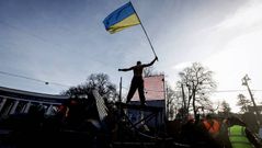 Manifestantes y polic�as se enfrentan en Kiev