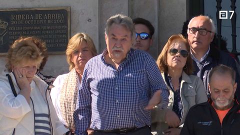 Joaqu�n Mu�iz, hermano de Miguel �ngel Mu�iz y t�o de Pablo Mu�iz, durante el minuto de silencio frente al Ayuntamiento de Ribera de Arriba