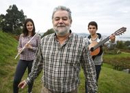 Roberto Lores, entre Itziar Solla, que le acompa�a a la flauta, y V�ctor B�veda, el guitarrista. 