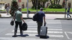 Agentes de la UCO salen de la Diputacin de Badajoz tras el registro, llevndose una maleta y dos mochilas con documentos.