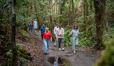 La presidenta y portavoz municipal del PP de Culleredo, Izaskun Garc�a (de rojo), present� en el Rego das Xesteiras a la responsable de Medio Ambiente del PP de Galicia, �nxeles V�zquez (primera a la derecha), su proyecto de corredores verdes.