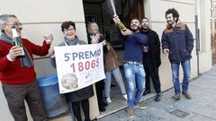 Celebraci�n del quinto premio en la administraci�n de loter�as A Faba de Ouro de Lourenz�.