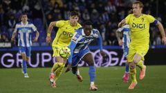 Bil Nsongo intenta llegar al bal�n ante �lex Fern�ndez e Iker Recio en el D�por-C�diz.
