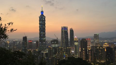 Vista de los rascacielos del centro de Taip&eacute;i, la capital de Taiw&aacute;n, desde el parque de Elephant Mountain.
