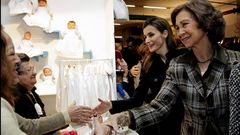 Letizia Ortiz y la reina Sof�a, juntas en el Rastrillo