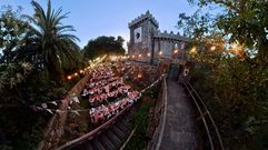 As� luce el castillo de Vimianzo durante la Cea Medieval: puede tomarse como referencia para comprobar la magia que lo envuelve de noche 