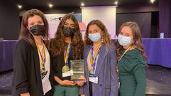 Las cuatro alumnas del Peleteiro ganaron el primer torneo clasificatorio de la Liga de Debate Preuniversitario Cicae-UCJC y se clasificaron para disputar la final en ingl�s. Tambi�n consigui� hacerlo el otro equipo del centro, que qued� semifinalista en la modalidad en espa�ol; formado por Mateo Bodenlle, Pablo Alfredo Sanmart�n, Pablo �lvarez y Antonio Mosquera.