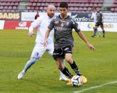 Diego Pel�ez, de oscuro, en un partido con la Leonesa frente al Compostela. 