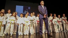 lex Vidal rodeado por las jvenes promesas del taekuondo ribeirense.