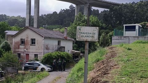 Agentes de la Guardia Civil, junto a la casa okupa de Fene. 