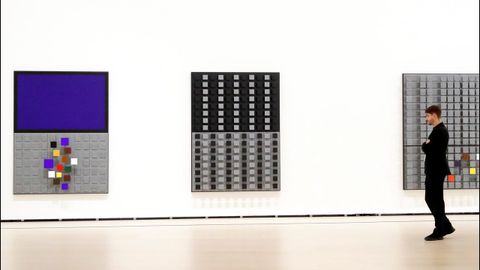 La exposición reúne 60 obras del artista