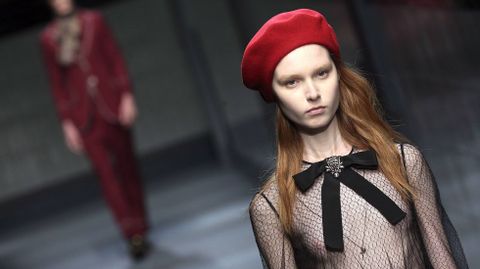 Una modelo con los diseños de Gucci.