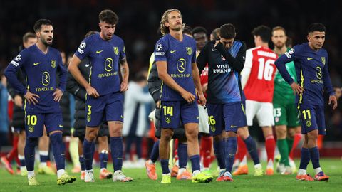 La plantilla del Atlético tras la abultada derrota contra el Arsenal.