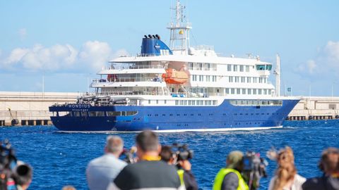 O cruceiro MV Hondius atracou no porto canario de Granadilla.