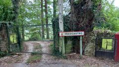 Carteles contra la instalaci�n del parque e�lico a la entrada de una finca en Trascastro