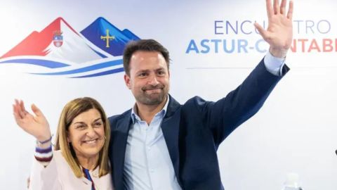 La presidenta del Gobierno de Cantabria, Mar�a Jos� S�enz de Buruaga, y el presidente del PP de Asturias, �lvaro Queipo, este s�bado en Panes