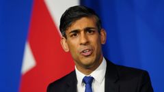 Rishi Sunak, el jueves, defendiendo su estrategia en Downing Street.