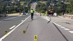 Agentes de la Guardia Civil tomando datos del accidente.
