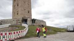 Operarios trabajando en el entorno de la Torre esta semana