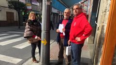 Aida Men�ndez, Francisco Rodr�guez y Manuel Eiriz, directivos de la asociaci�n, junto a una de las se�ales que repintaron en la calle Roberto Baamonde